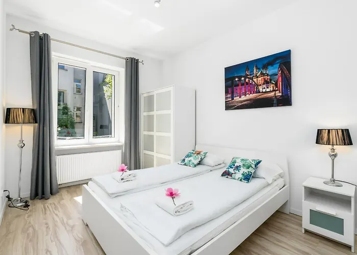 Modern One Bedroom In By Renters Poznań
